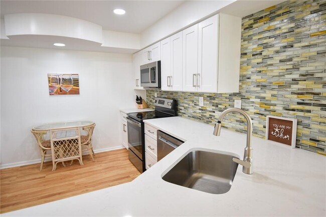 Building Photo - 6021 Bahia Del Mar Cir N