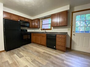 Building Photo - Lovely 2 Bedroom Townhouse with Private Pa...