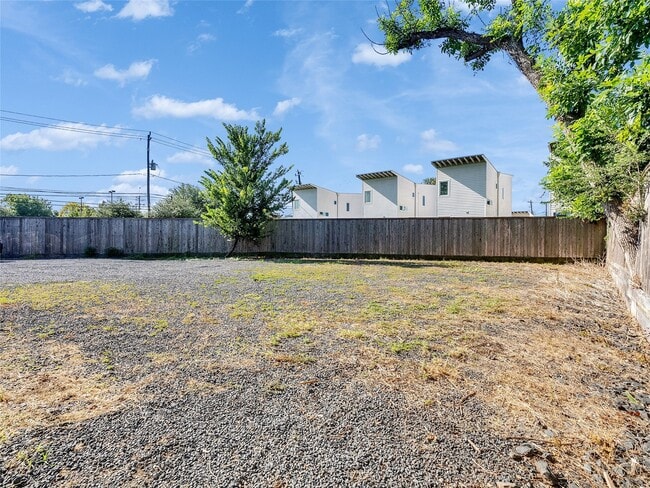 Building Photo - 4730 Bell St