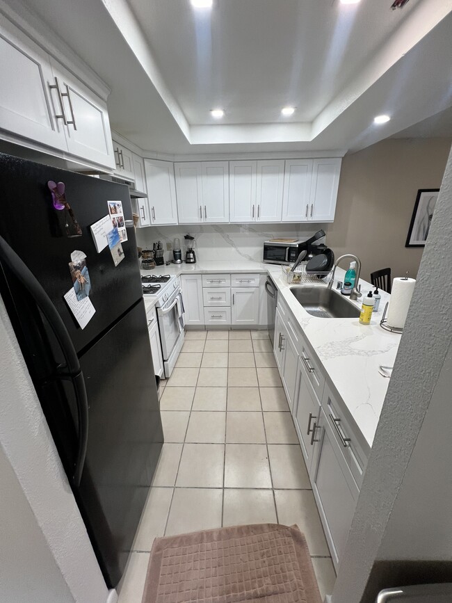 Building Photo - 4759 Gardenia St