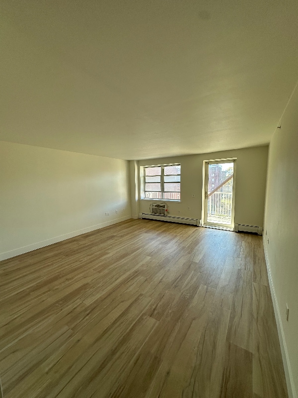 Building Photo - 2-21 Beach 80th St