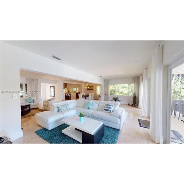 Building Photo - 6015 Pine Tree Dr