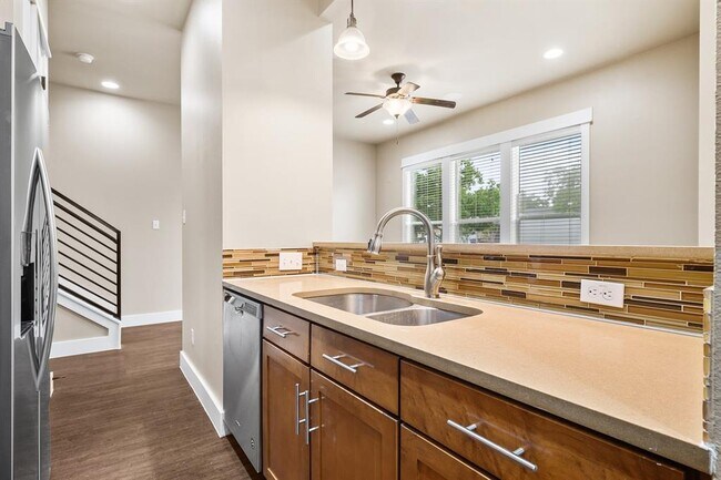 Building Photo - 1704 Cedar Bend Dr