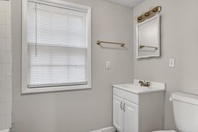 Building Photo - Your Next Home Awaits: 4BR/2BA in Desirable Prairie Village Location!