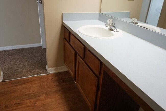 Building Photo - 3 Bedroom 2 Bathroom Townhome with Fenced Backyard. No Additional Fees
