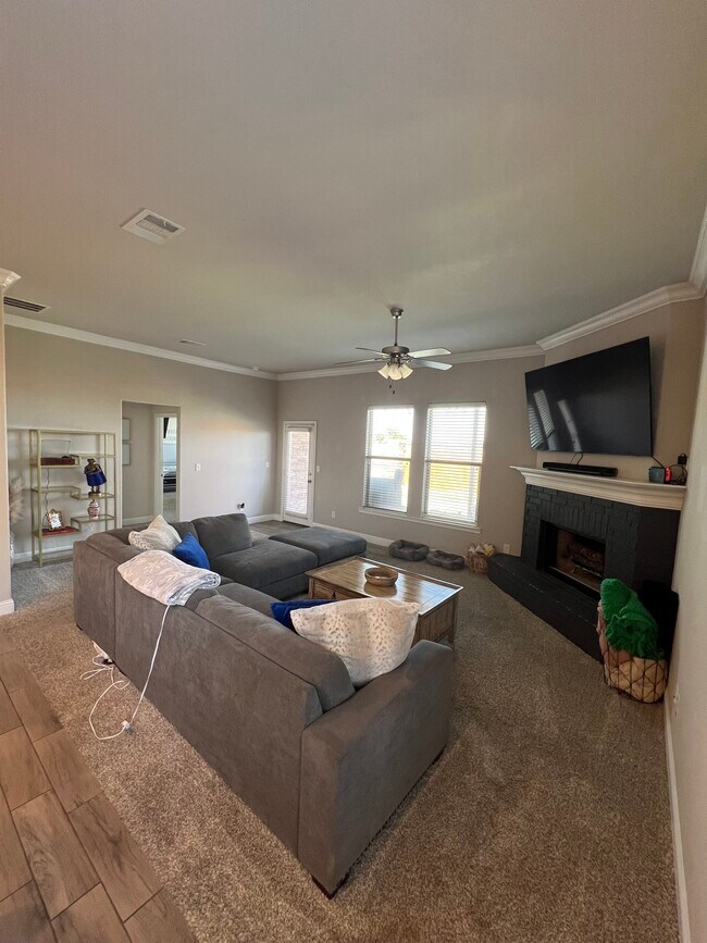 Building Photo - 10301 Valencia Ave