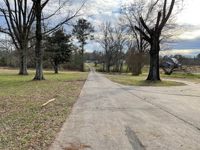 Building Photo - Executive 3/3 House in Coosa on Acreage $1...