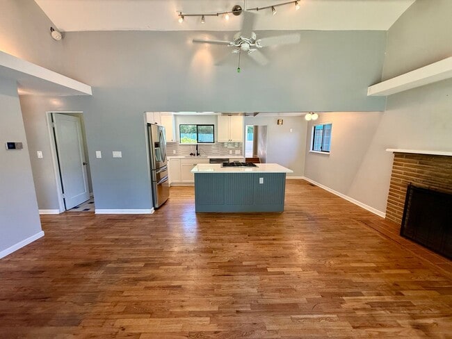 Building Photo - Columbia City Home