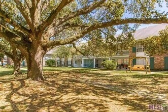 Building Photo - Gated Community!  2 bedroom, 2 bath Condo is excellent location off Jefferson Hwy