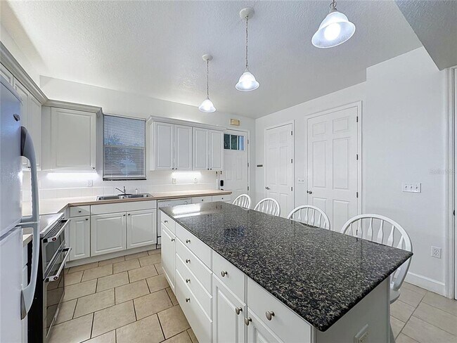 Building Photo - 2053 Green Oak Ct