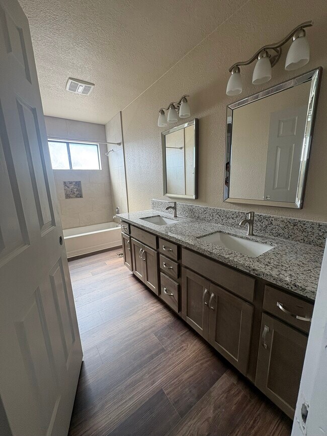 Building Photo - 5095 W Kadota Ave