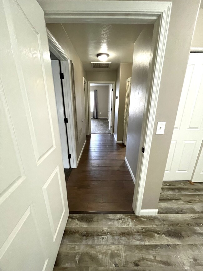Building Photo - 5811 Wagon Wheel Ln