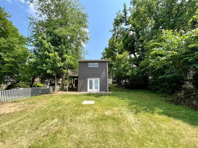 Building Photo - ADORABLE CONTEMPORARY 2 BEDROOM IN THE HEART OF WEST HILLS!!!