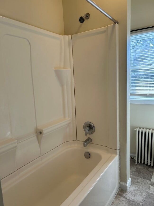 Building Photo - Beautiful 3 Bedroom End of Row Townhome in...