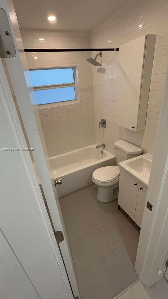 Building Photo - 780 NE 122nd St