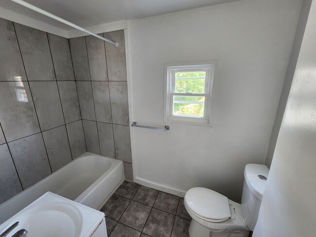 Building Photo - 221 N Scott St