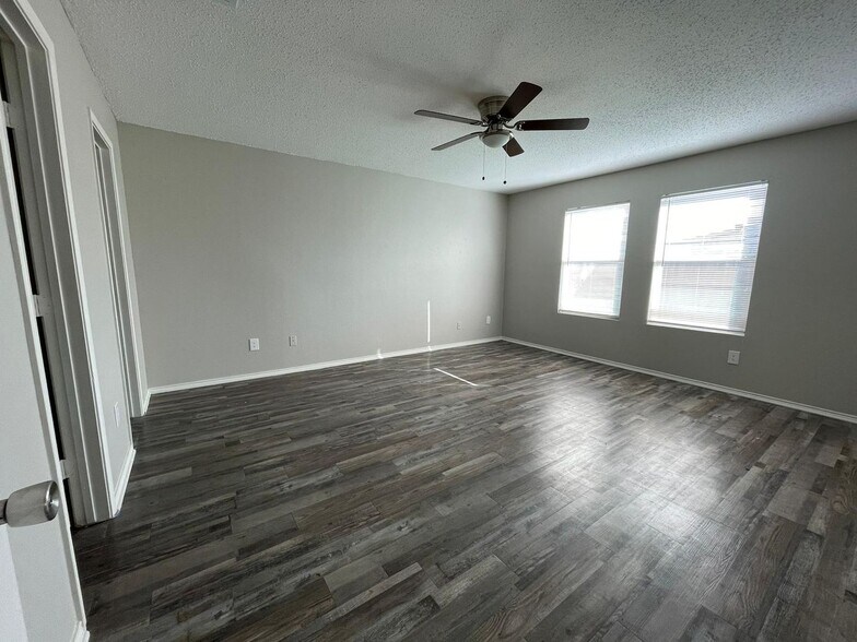 Building Photo - 5013 Waterford Dr