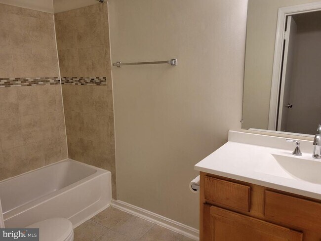 Building Photo - 3178 Summit Square Dr