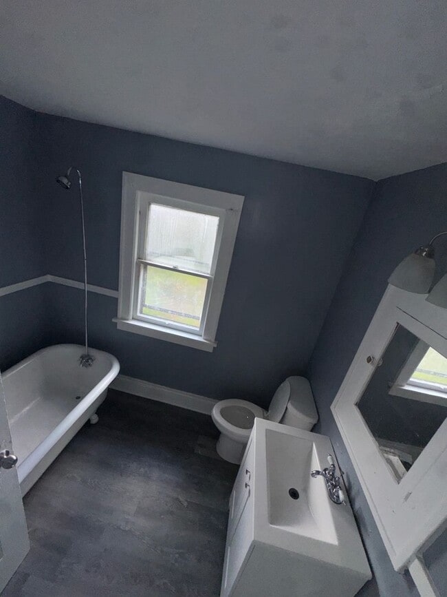 Building Photo - Charming 3-Bedroom Property in Prime Location (SECTION 8 VOUCHERS ACCEPTED)