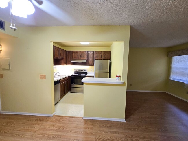 Building Photo - Cozy 55+ 1st Floor Apartment