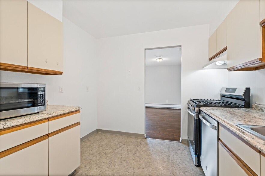 Building Photo - 15 Hillcrest Ave