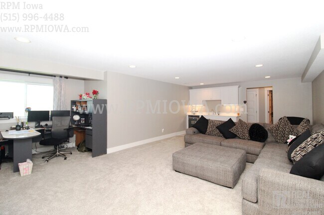 Building Photo - Over 2500 Square feet!!! 4 Bedroom, 2.5 Bath Home in Ankeny