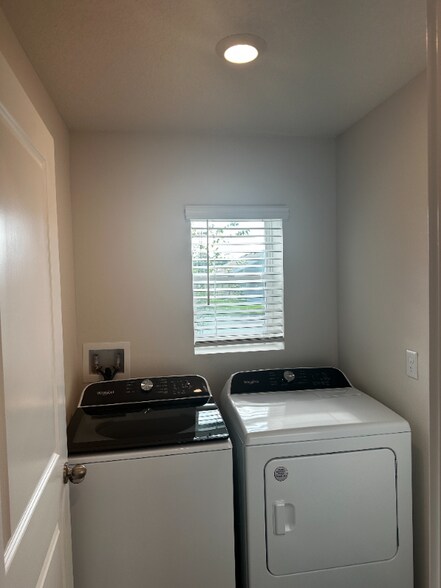 Building Photo - 3031 Rock Sound St
