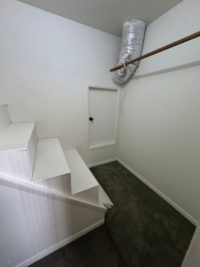 Building Photo - 5 Bedroom, 3.5 Bath, Beautiful 1,856 SQ FT...