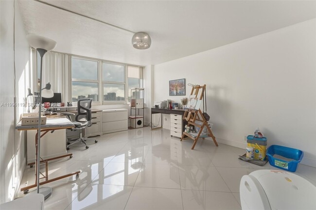 Building Photo - 2030 S Ocean Dr