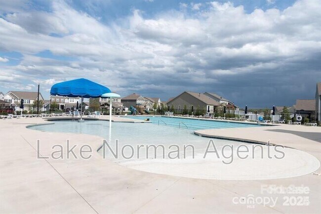 Building Photo - 196 Longleaf Dr