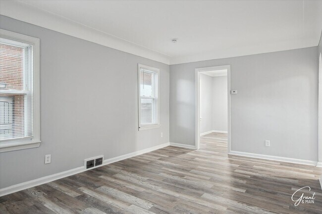 Building Photo - $1300 3 bedroom