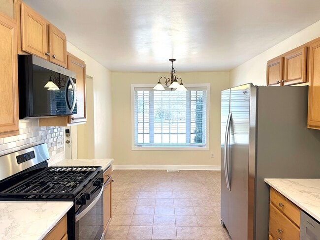 Building Photo - 460 Fox Ln