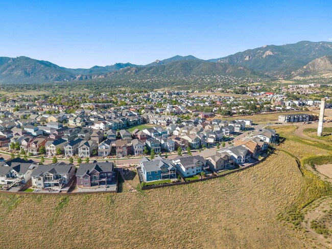 Building Photo - Modern 4 Bedroom, 2 Bathroom Westside Home with Balcony Views of Garden of the Gods!