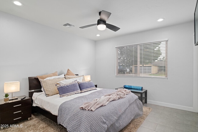 Building Photo - 2546 N 69th Pl