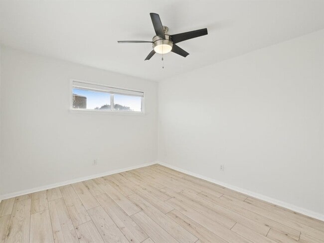 Building Photo - 1812 Saxony Ln