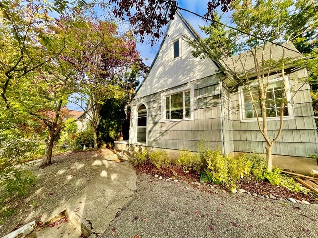 Building Photo - Upgraded 3bd/2bath Laurelhurst Home w/ Pri...