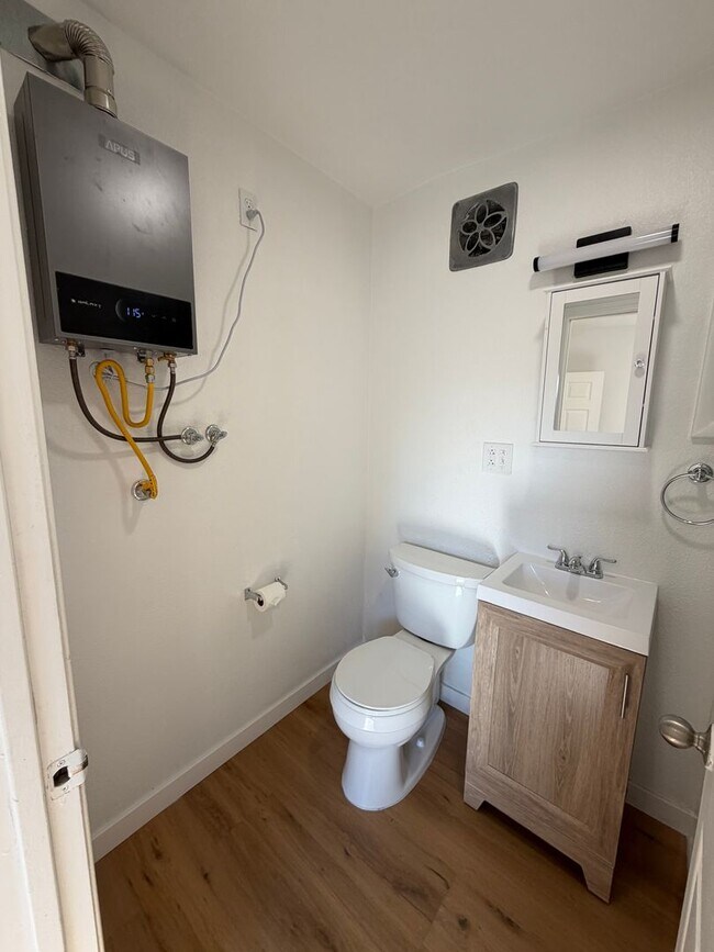 Building Photo - 2.2 Miles to Oregon Tech and Sky Lakes Medical Center! Freshly renovated 1bdrm that includes ELEC...