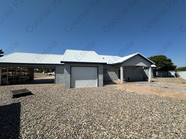 Building Photo - Beautiful 3 bedroom 2 bathroom home.