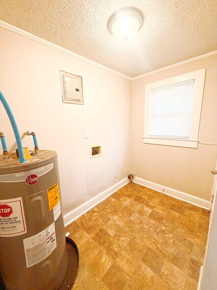 Laundry - 909 Harris St