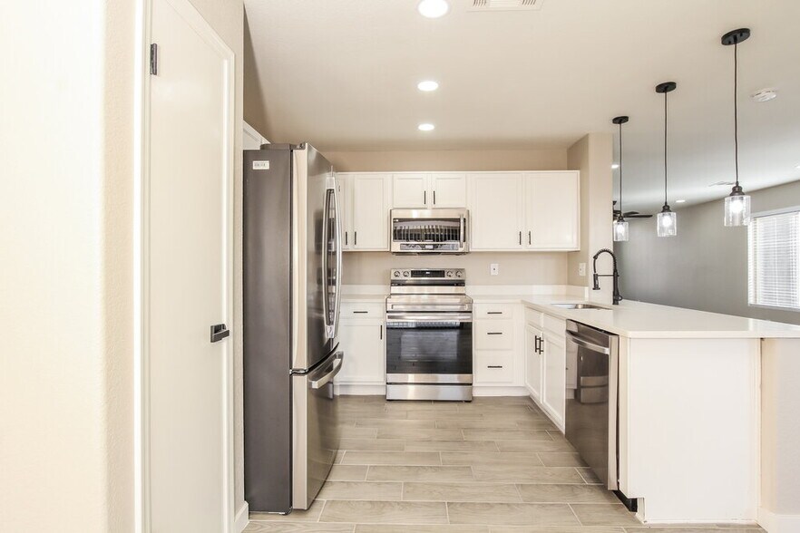 Building Photo - 15915 W Tasha Dr