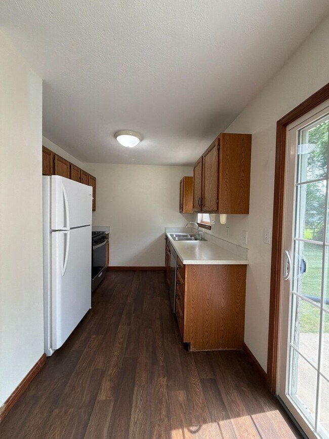 Building Photo - 819 Colonial Manor Dr