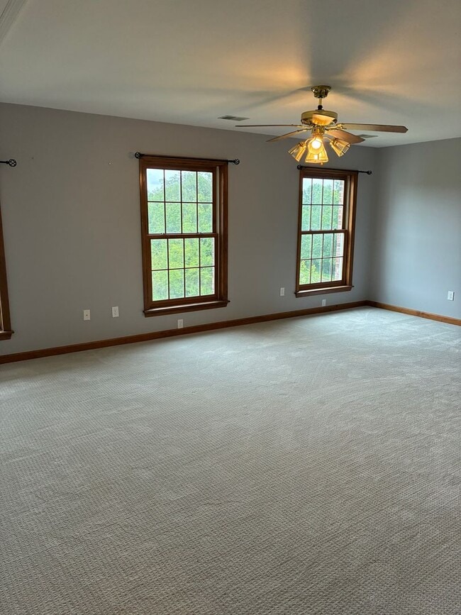 Building Photo - Magnificent 5-Bedroom Private Estate in Bu...