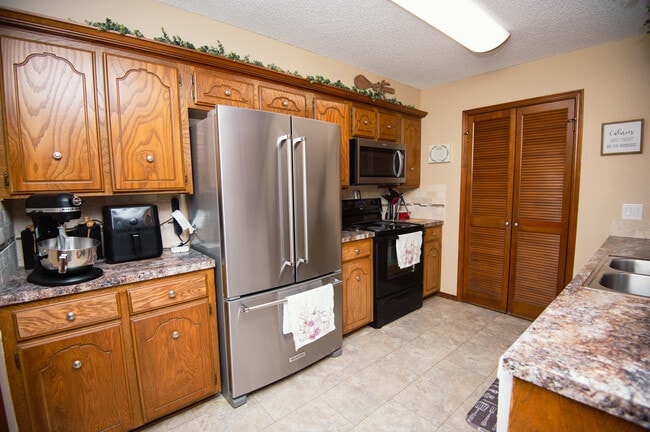 Building Photo - 4901 N Rogers Dr