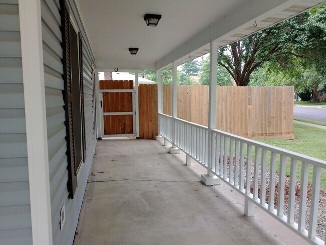 Building Photo - Charming 3 Bedroom, 2 Bath Single Family H...