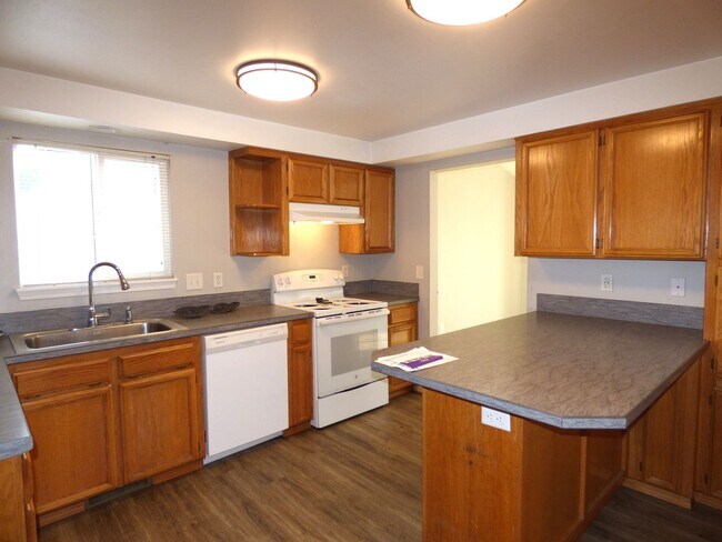 Building Photo - Rent Special: 1/2 Off March's Rent - 3 bed 2 Bath - Single Level home