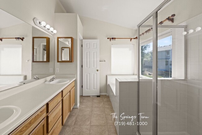 Building Photo - Spacious Ranch-Style 5-Bedroom in The Heig...