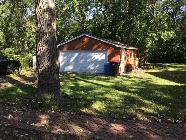 Building Photo - 2720 Deerfield Rd