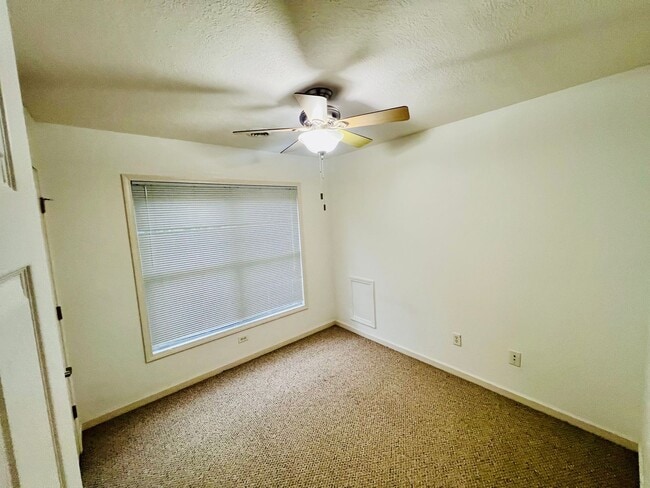 Building Photo - Townhouse Located at Pikes Place