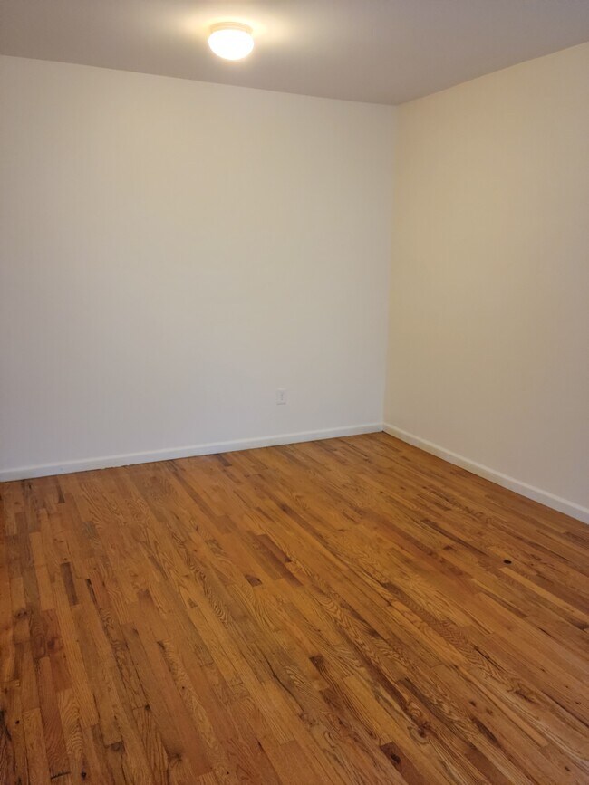 Building Photo - 102 11th Ave W