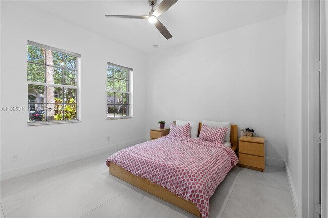 Building Photo - 3870 E Hibiscus St